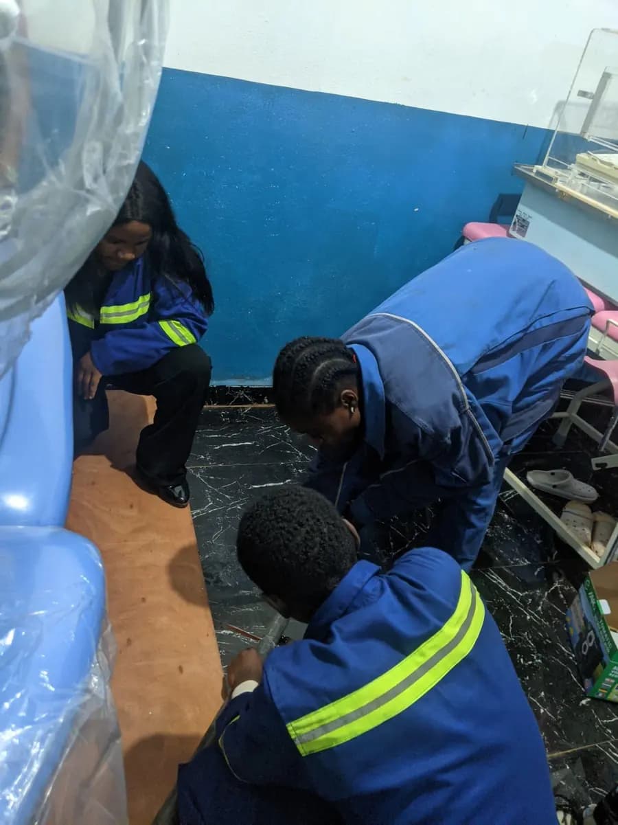 Formation des jeunes à l’installation d’un fauteuil dentaire
