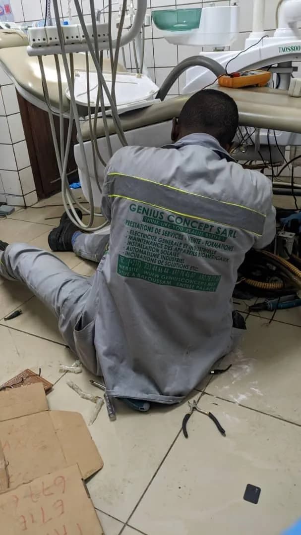 Technicien Genius Concept réparant un fauteuil dentaire