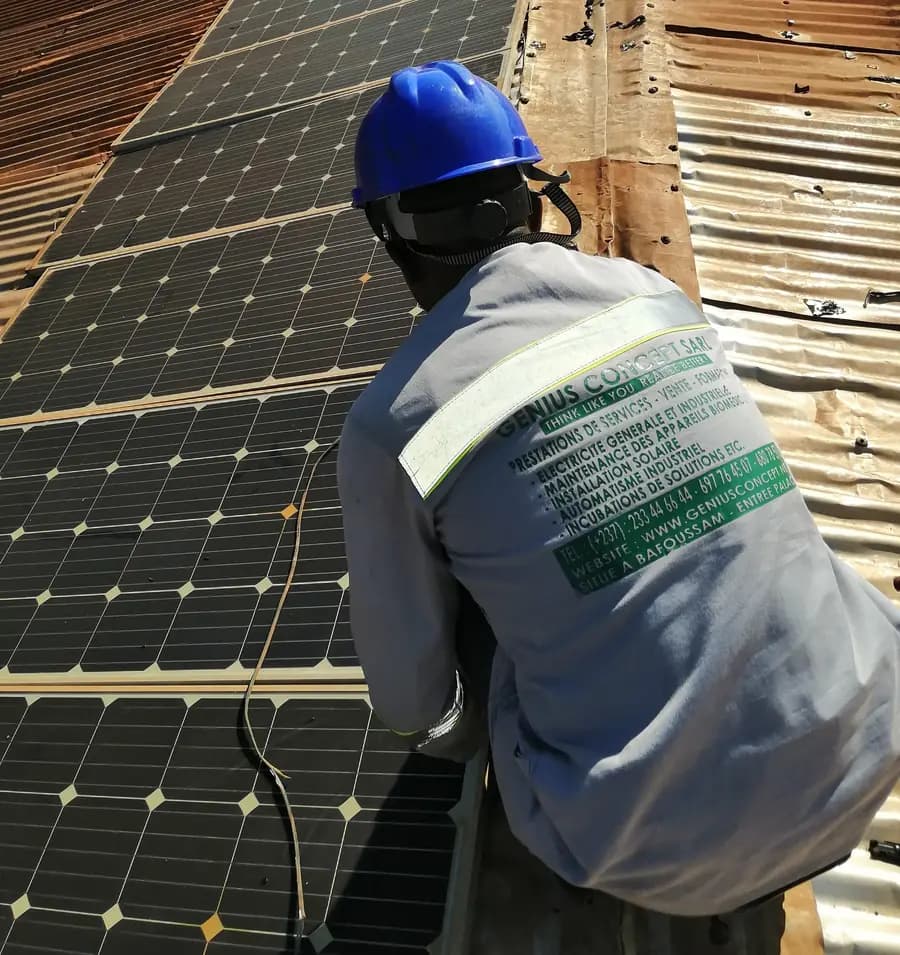 Technicien Genius Concept en maintenance de panneaux solaires
